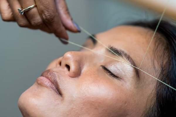 Quelles sont les astuces pour maintenir des sourcils bien formés et naturels ?